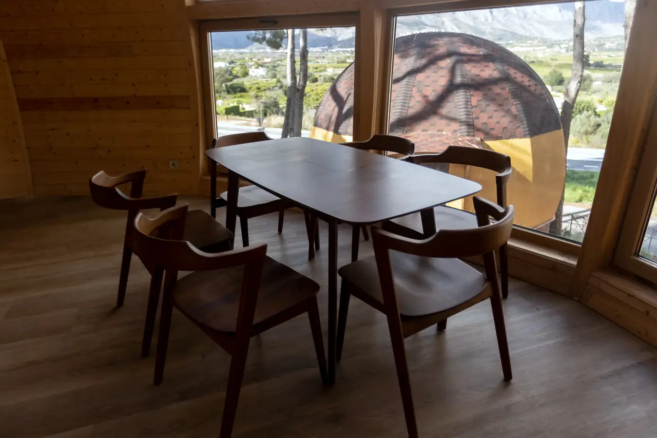 Salón de una casa geodésica · AUMARA, Benidoleig