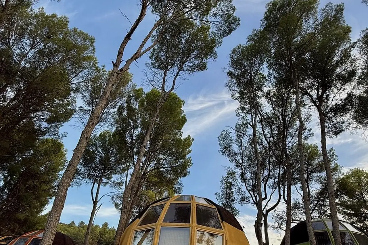 Casas domo naranja, amarilla y verde de AUMARA, Benidoleig