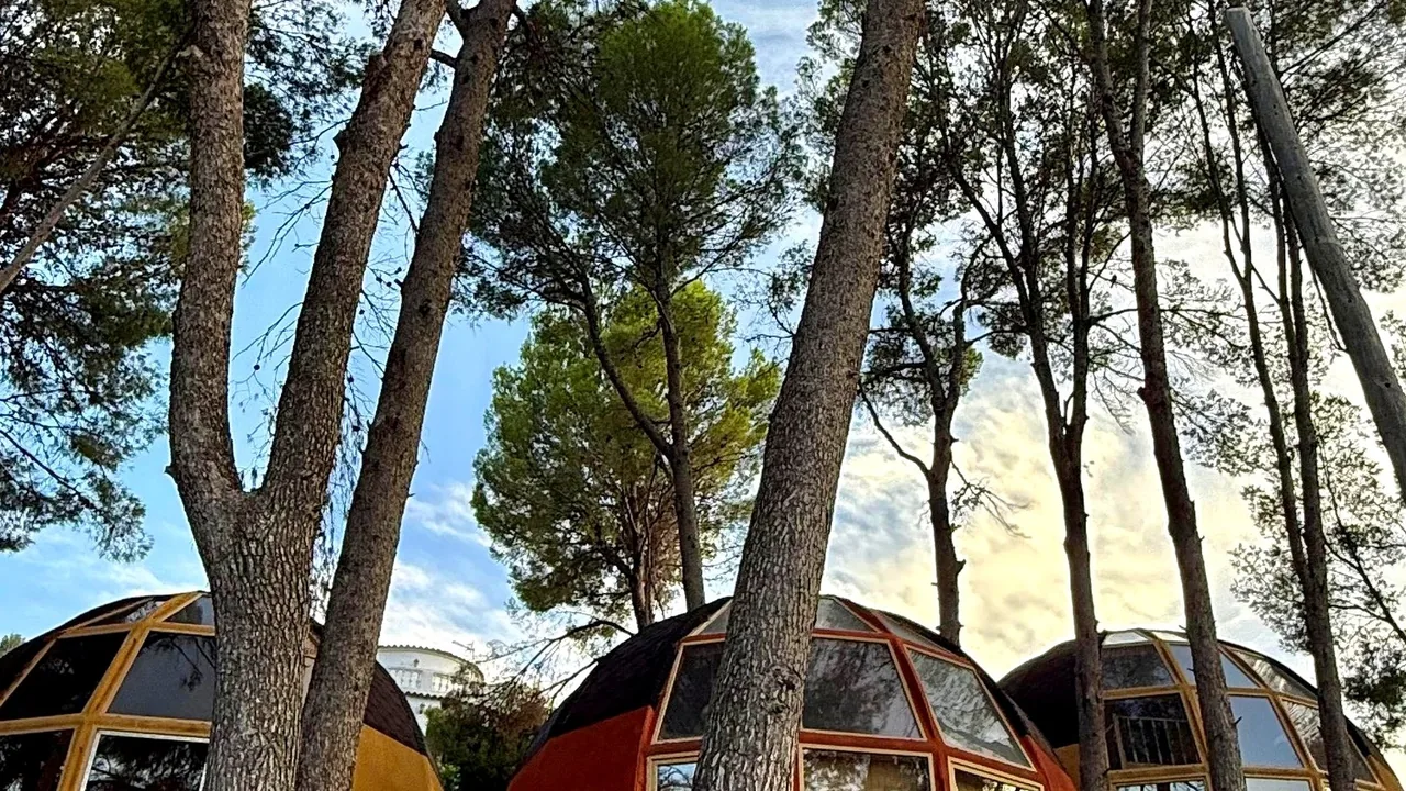 Casas geodésicas de AUMARA vistas de lejos, Benidoleig, Alicante