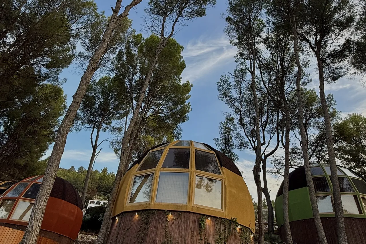 Casas domo de colores de AUMARA en la ladera, Benidoleig