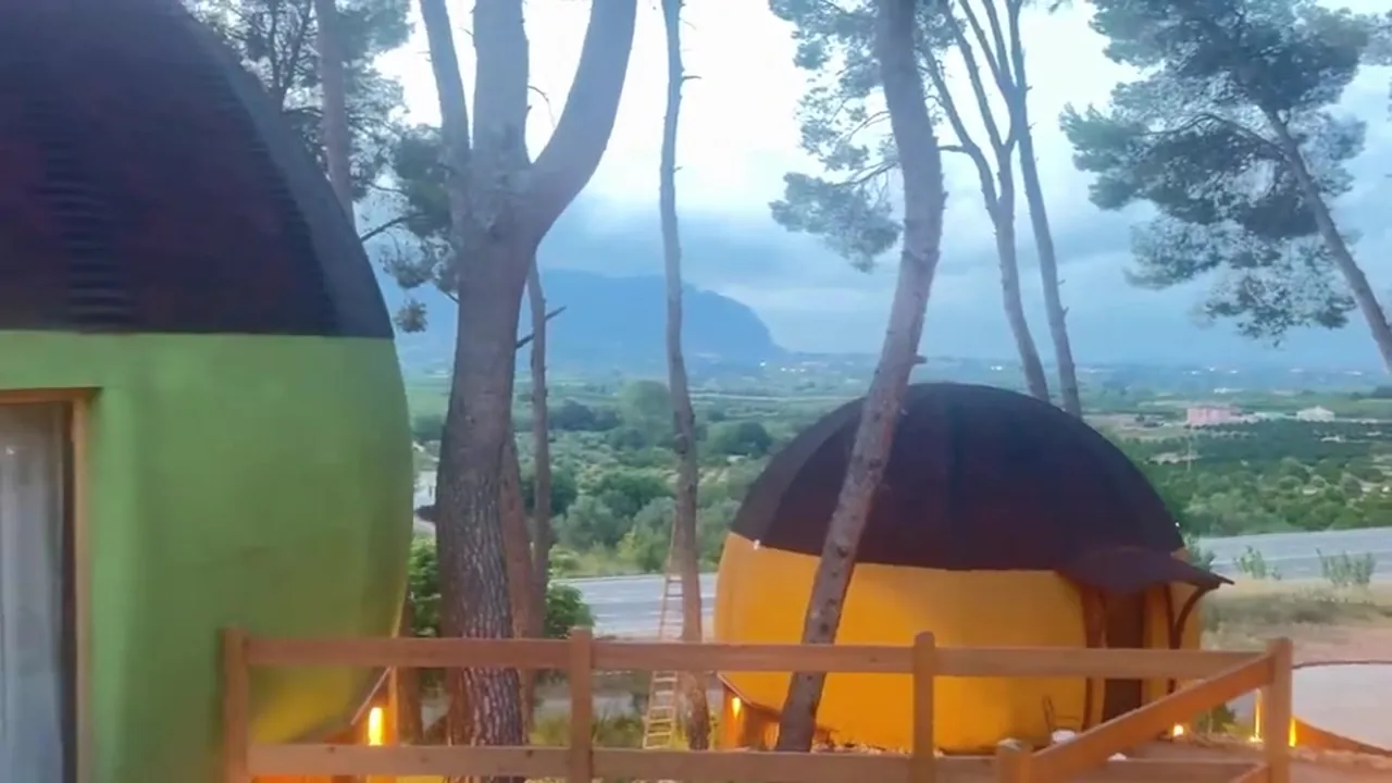 La casa verde, las casas ocres y el valle. · AUMARA, Benidoleig