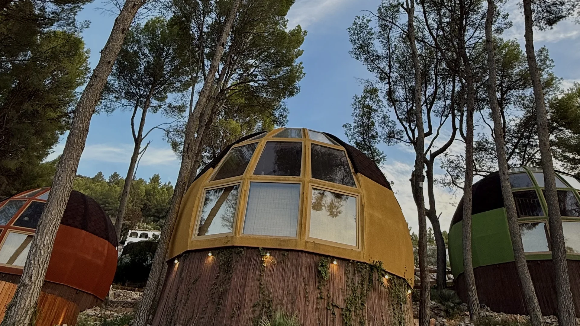 Fachadas de las casas geodésicas de madera de AUMARA en Benidoleig, cerca de Dénia