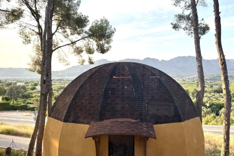 Casa geodésica de AUMARA sobre el valle · Benidoleig, Alicante